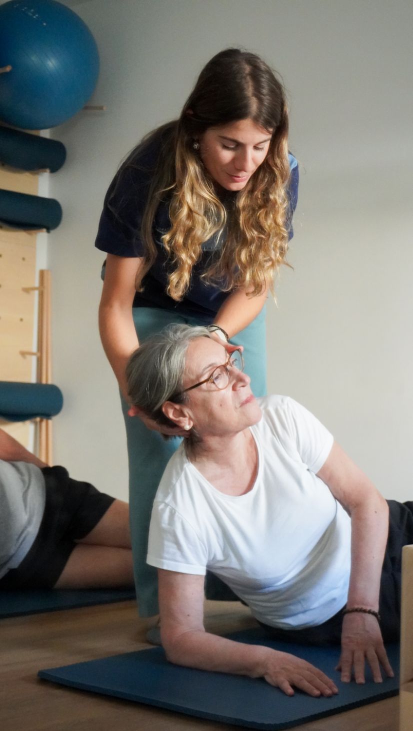 Duas pessoas caminhando no campo